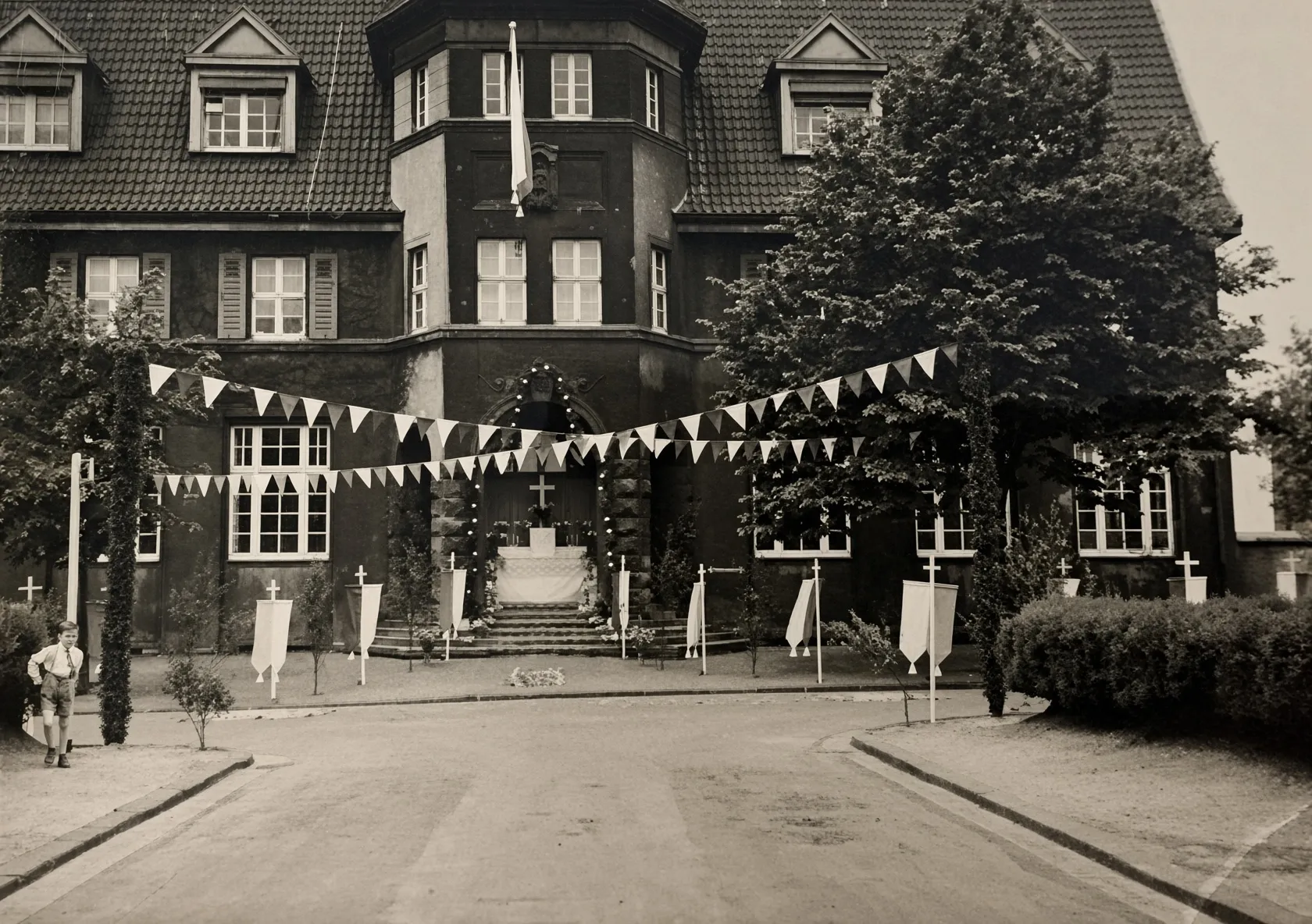 Das Jugendhaus auf einem alten Schwarz-Weiß-Foto: dunkle Fassade, mit Wimpelketten und Fahnen geschmückt.